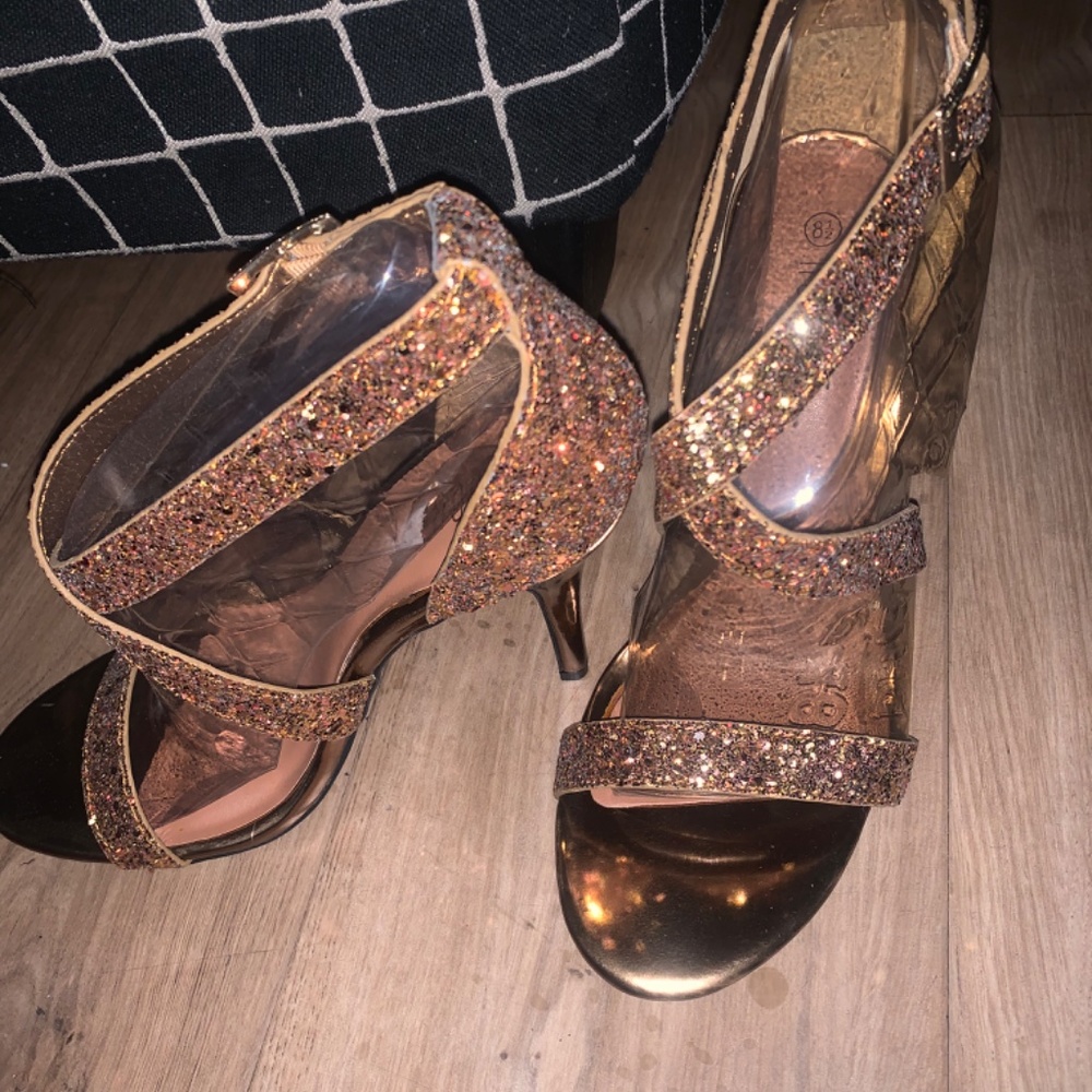 Heels - Picture 4 of 4